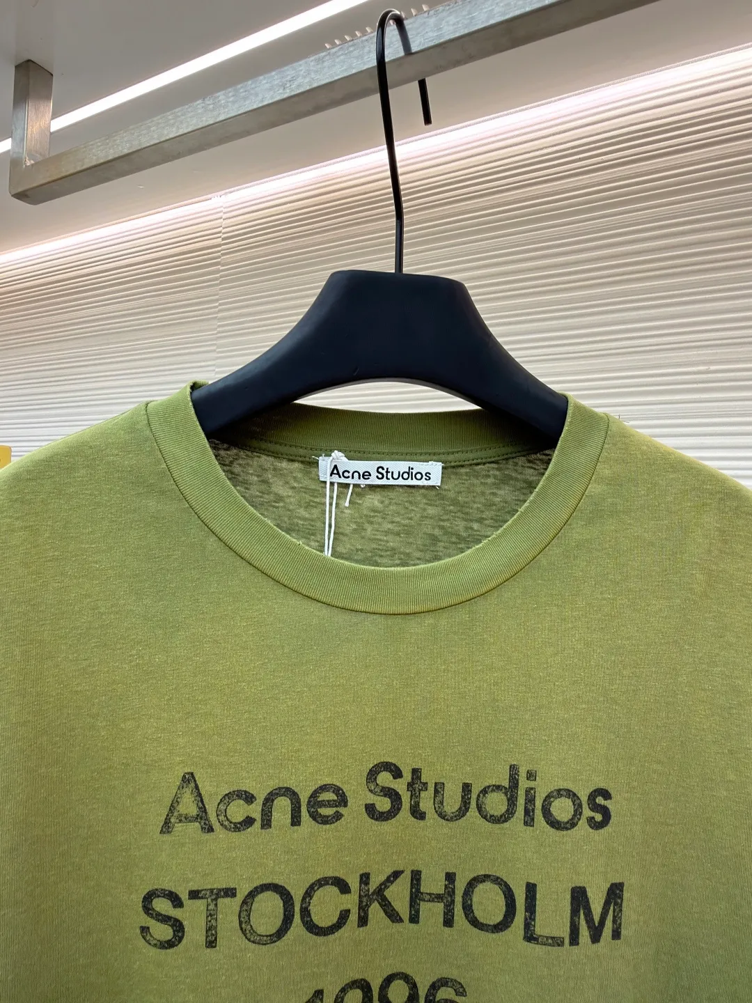 Acne Studios 1966 mud-dyed washed distressed short-sleeve ●Original version: Purchased and developed for 2800 ●Item number: 1682355-X95 ●Fabric: cloud velvet ski-like cotton fabric ●Technology: glue printing ●Color: green ●Version: fitted version ●Weight: about 215 grams ●Size: S-M-L-XL ●Description: Made of ultra-soft pure cotton fabric, garment-dyed, washed and distressed, the chest part has a dirty feel, and the lower part shows a gradient effect. The neckline is slightly frayed to better fit the overall tone. The overall line is straight and delicate, the fabric is comfortable and soft, and the color is consistent without color difference. It can be matched with the same style to create a fashionable look and control various occasions. Customized accessories, complete with three standards, the same style for men and women!
